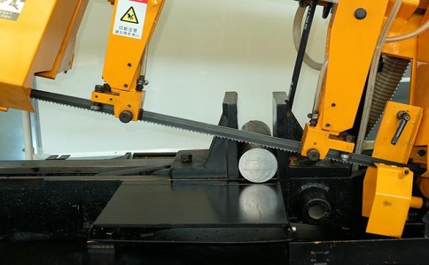 天心数控带锯床自动送料精度会出现偏差吗？